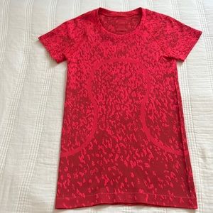 Lululemon Swiftly Tech Short-Sleeve 2.0 Size 6